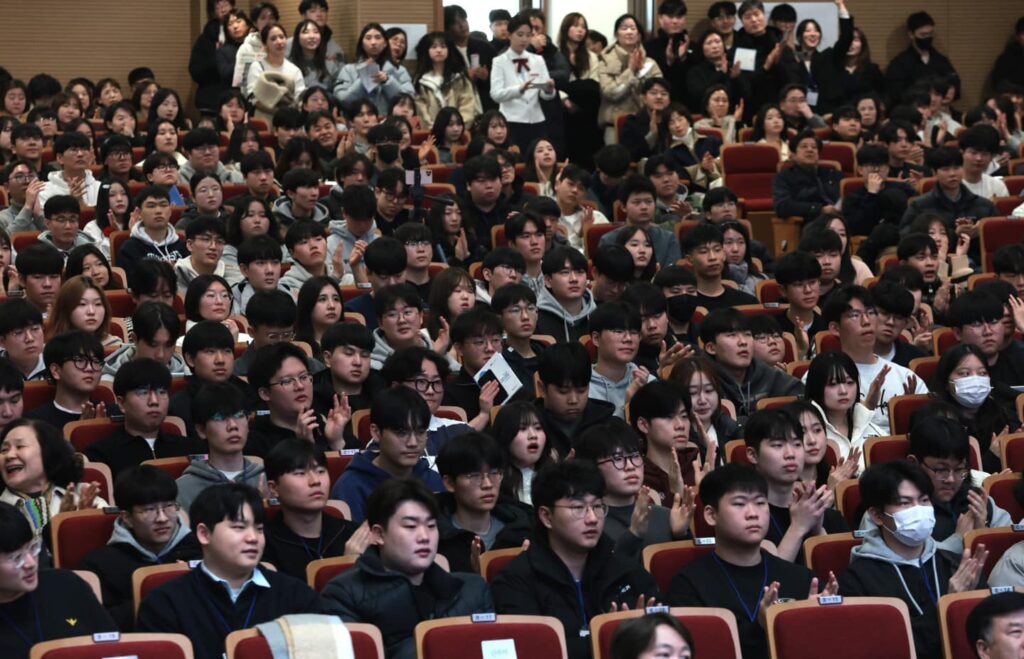 Đại học Quốc gia Chungbuk (Chungbuk National University - CBNU) Đại học Công lập hàng đầu Hàn Quốc 2 sinh viên Chungbuk