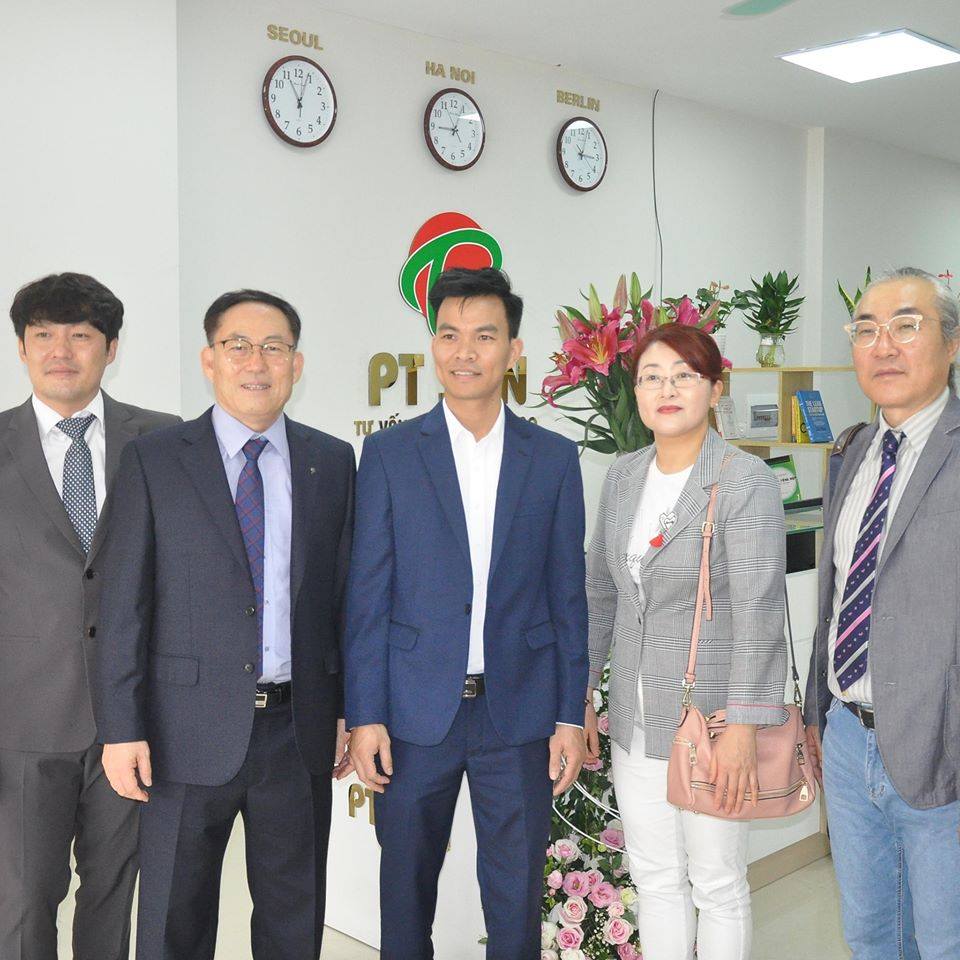 Học phí và chính sách học bổng tại trường Đại học Sunmoon 2 hình ảnh cô 추혜정 và thầy 김진복 trường đại học Sunmoon về dự khai trương trung tâm DU HỌC TOÀN CẦU PT SUN