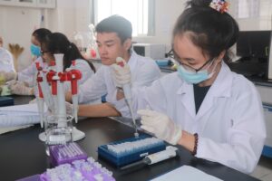 Sinh viên thực hành tại phòng thí nghiệm hiện đại của Học viện Kỹ thuật Lê Minh