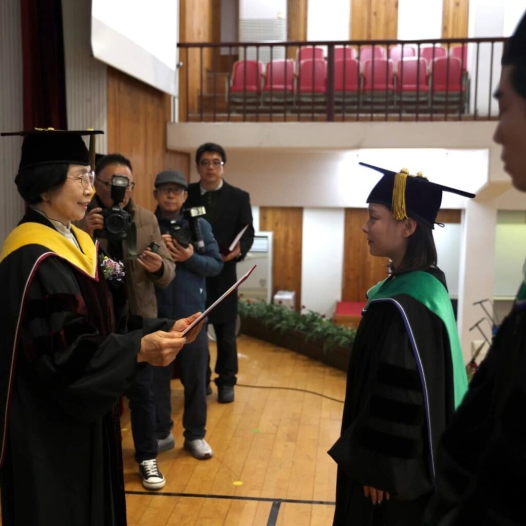 Lễ nhận bằng tốt nghiệp Đại học Gimcheon