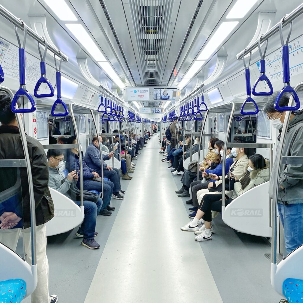 Cảnh tàu điện ngầm Seoul