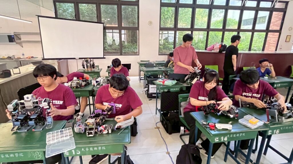 lớp học công nghệ AI và Robot đại học Mẫn Thực