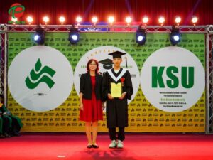 Nhận bằng tốt nghiệp Đại học Côn Sơn