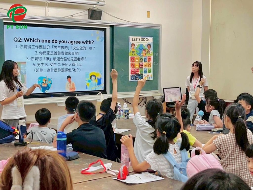 Lớp học sư phạm Đại học Ngoại ngữ Văn Tảo