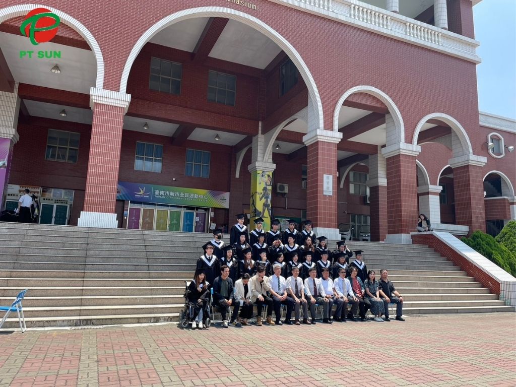 sinh viên tốt nghiệp đại học viễn đông