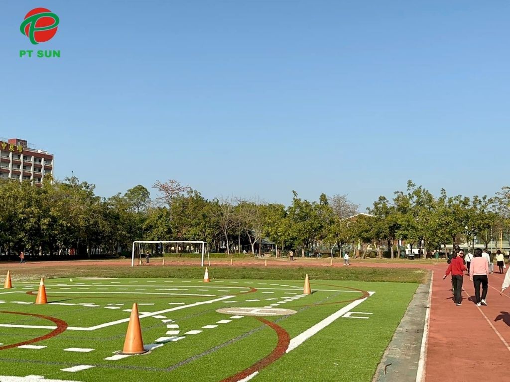 sân bóng trường Đại học Viễn Đông