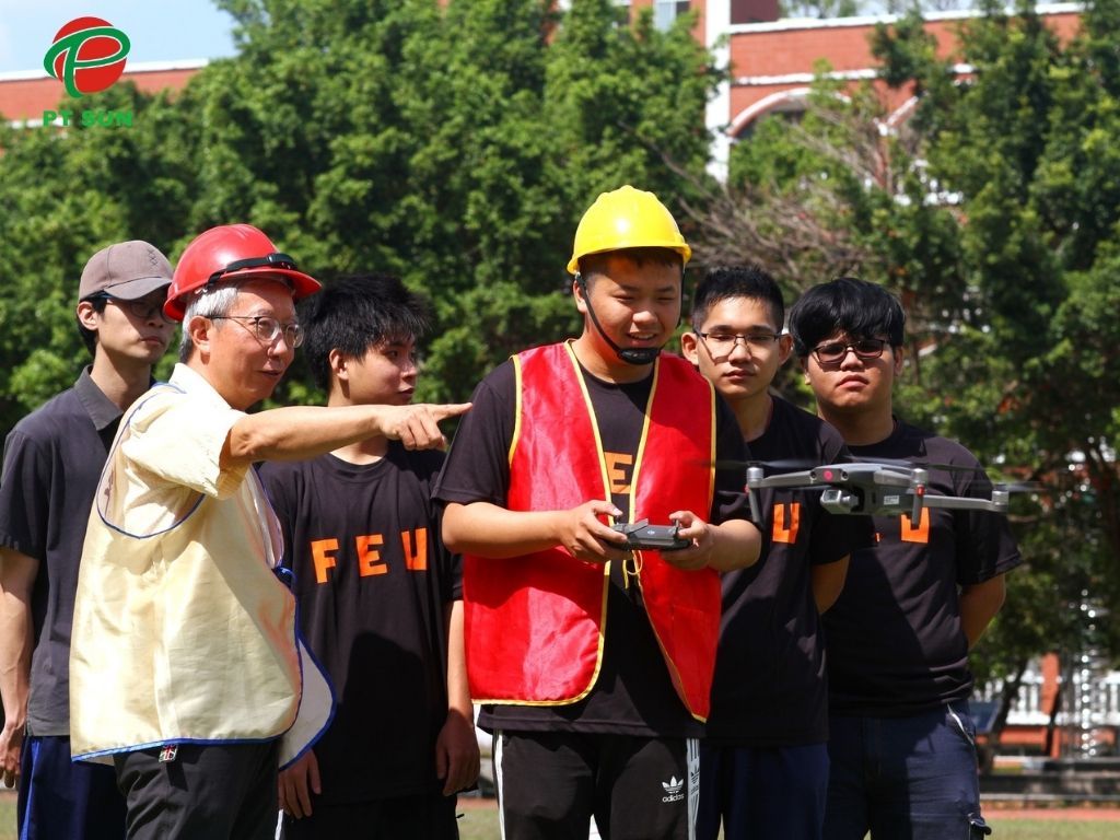 sinh viên thực hành điều khiển drone