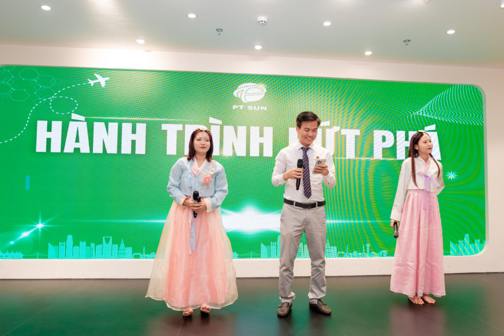 Ngày Hội Khai Giảng Du Học Hàn Quốc PT SUN: Hành Trình Chạm Đến Giấc Mơ Du Học 6 Chủ tịch Tạ Đình Cảnh giao lưu văn nghệ cùng các bạn học viên PT SUN
