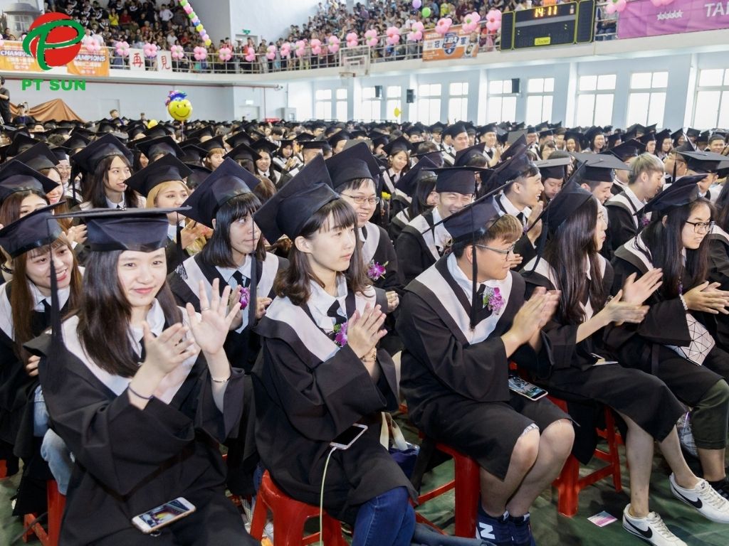 Học Phí và Học Bổng Đại học Tỉnh Ngô Năm 2025 4 Lễ tốt nghiệp