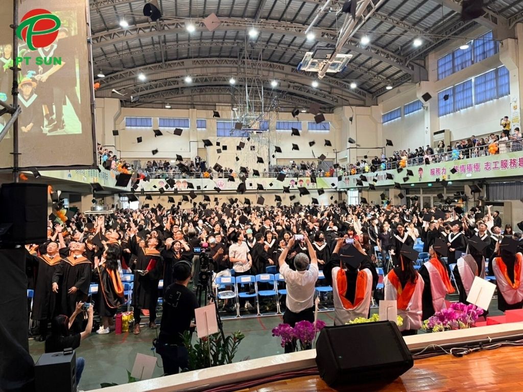Lễ tốt nghiệp đại học Tu Bình