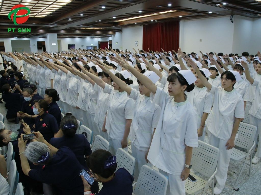 Đại học Từ Tế (慈濟大學 – Tzu Chi University) 2 sinh viên đại học Từ tế