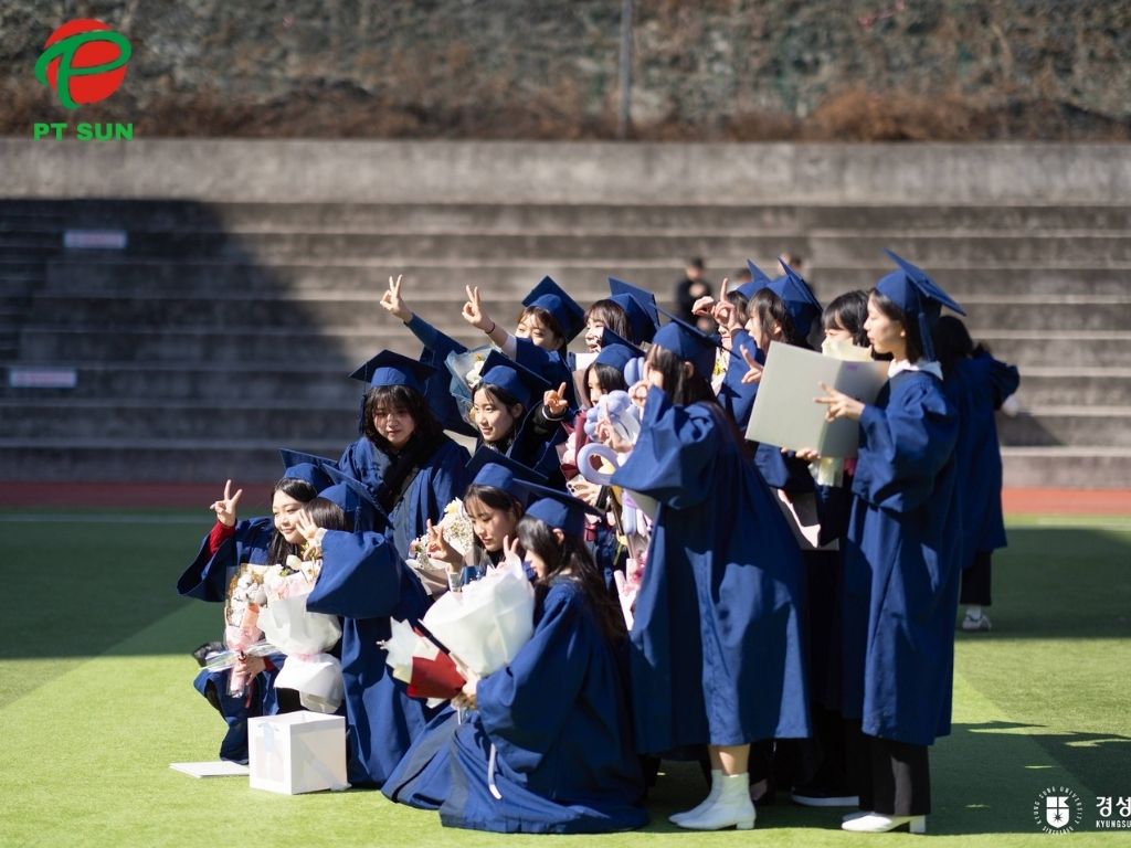 sinh viên tốt nghiệp Đại Học Kyungsung