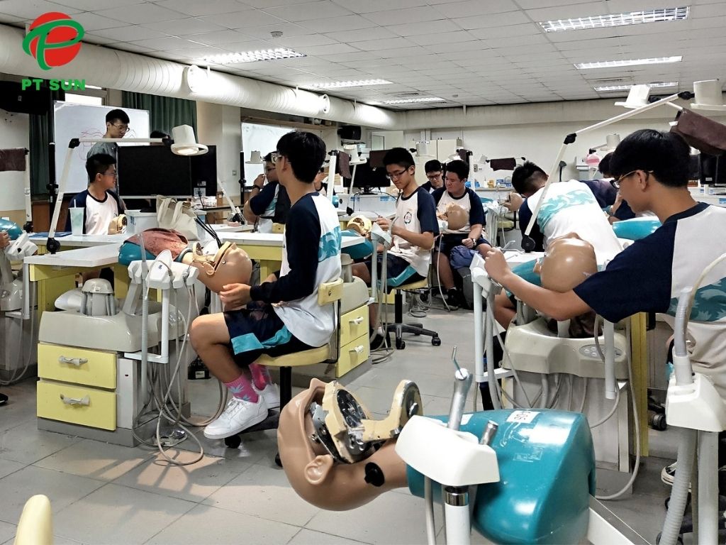 Đại học Y Cao Hùng: Tiên Phong Trong Đào Tạo Y Khoa Sau Đại Học Tại Đài Loan 3 Sinh viên thực hành tại Đại học Y Cao Hùng