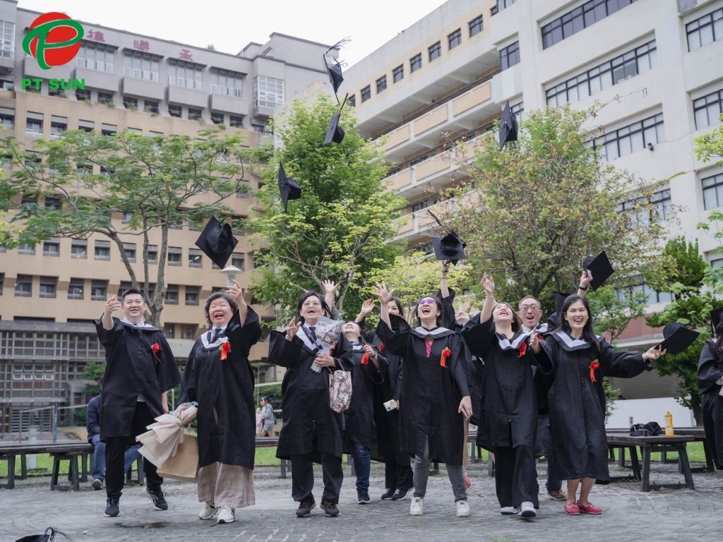 sinh viên tốt nghiệp