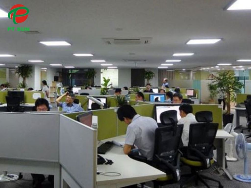 Giới thiệu về Visa D10 Hàn Quốc – “Tấm vé vàng” cho du học sinh sau tốt nghiệp 2 văn phòng làm việc